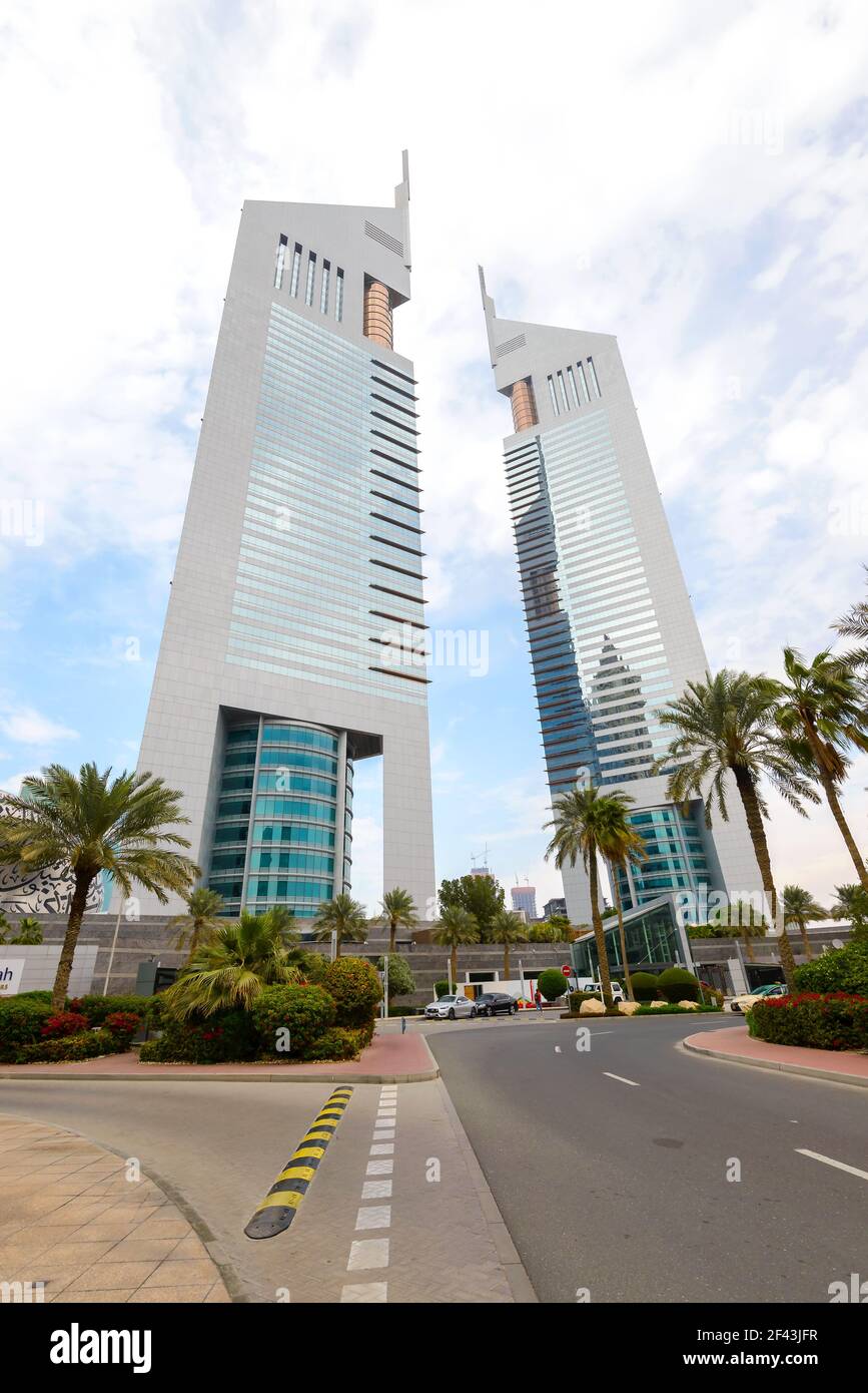 Das Emirates Towers Gebäude, bestehend aus dem Emirates Office Tower und dem Jumeirah Emirates Towers Hotel im Finanzviertel von Dubai. Stockfoto