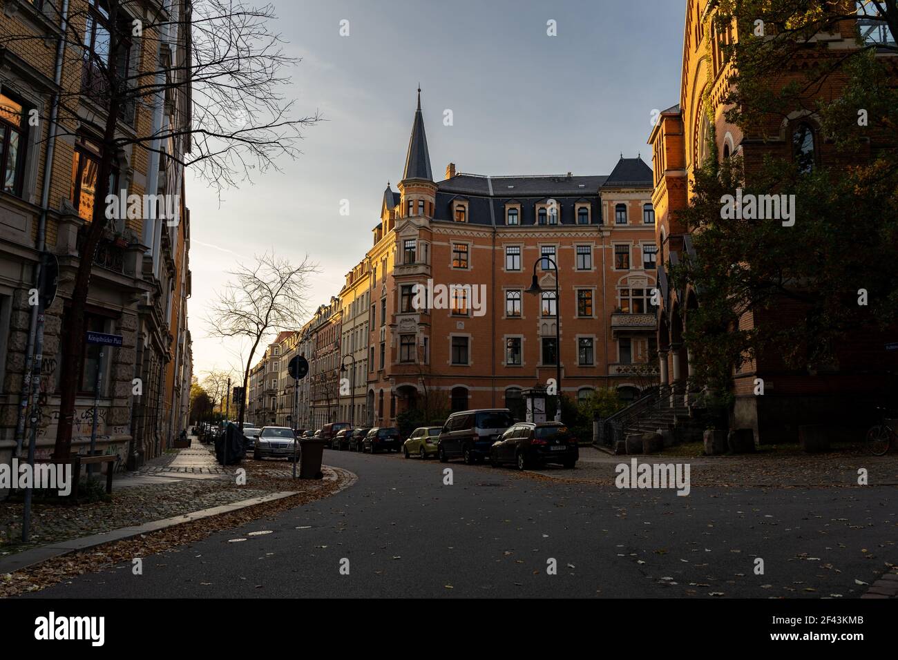 Blick auf alte Gebäude im berühmten Hechtviertel der Dresdner Neustadt. Schöne Wohnhäuser in Sonnenuntergangslicht mit Klinkerfassaden. Stockfoto