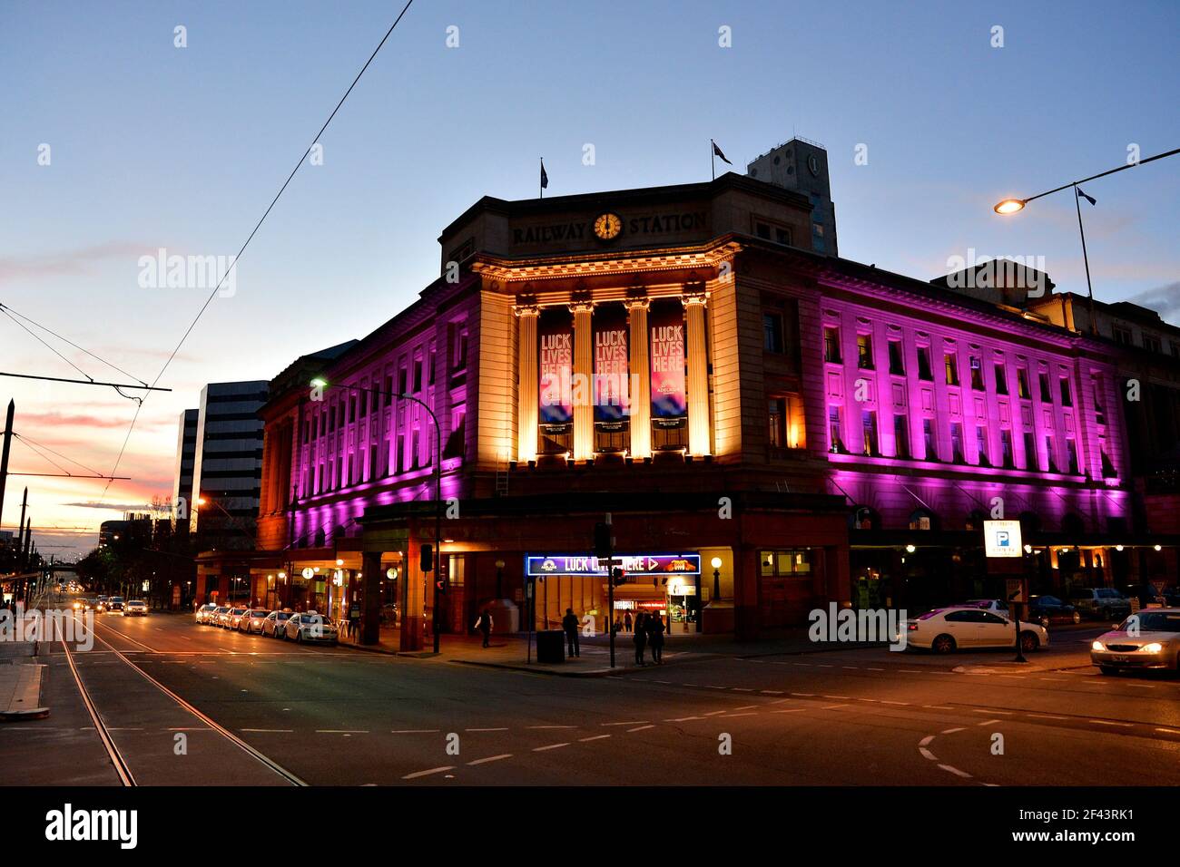 Der Eingang zum Adelaide Casino bei Nacht, Adelaide, Südaustralien Stockfoto