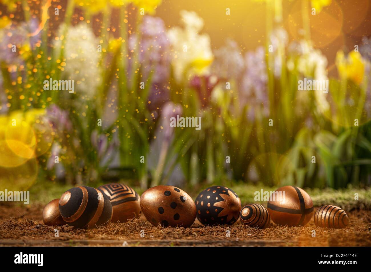 Goldene und schwarze Ostereier auf magischem Hintergrund. Weihnachtskarte Stockfoto