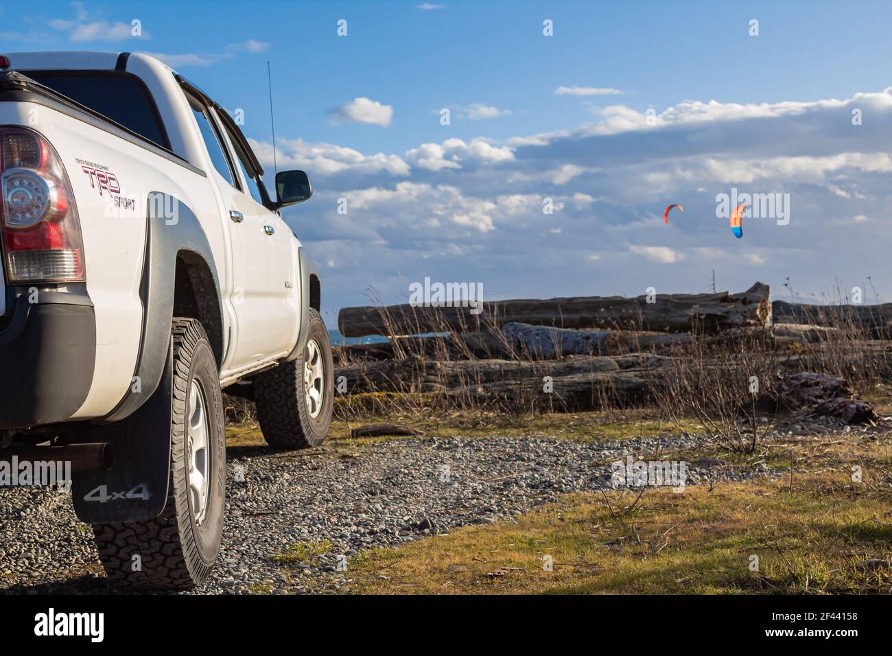 Pickup Truck Park am Ufer des Meeres, blauer Himmel mit Wolken im Hintergrund Stockfoto