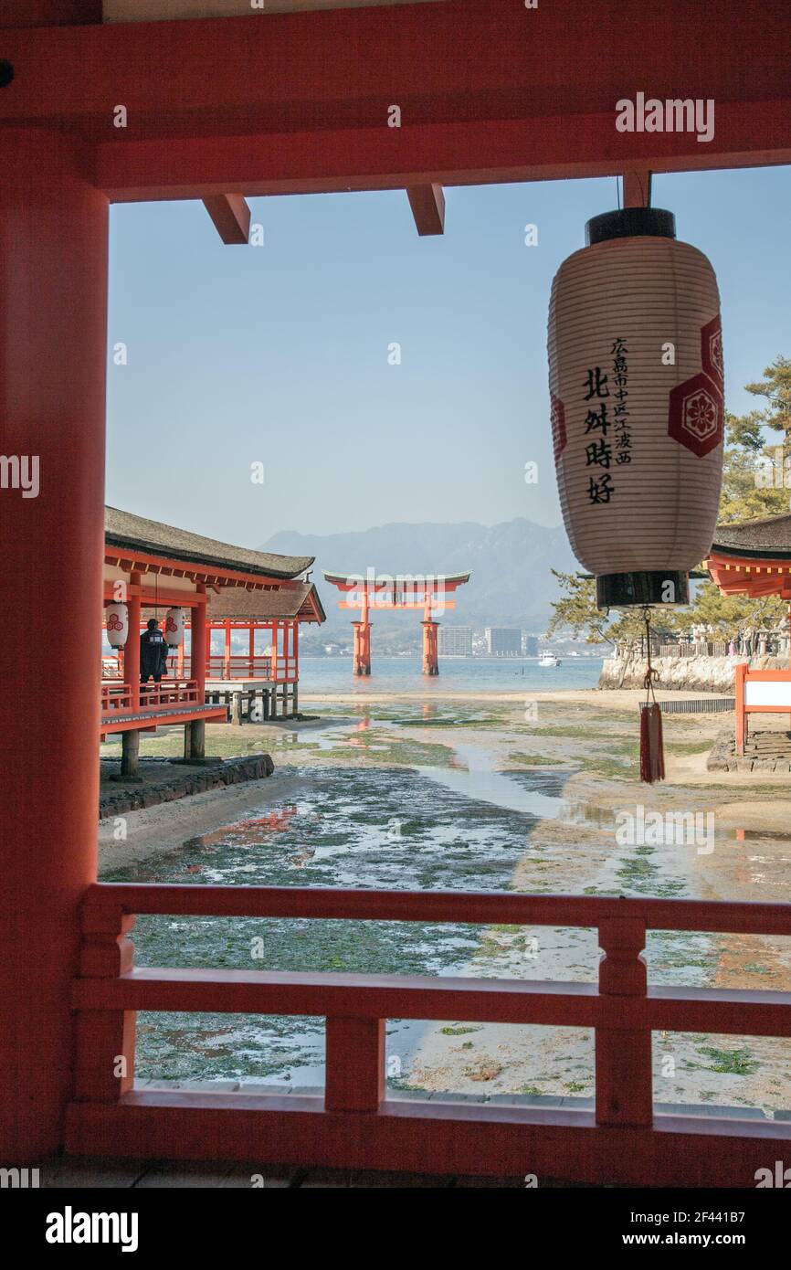 Schwimmendes Torii-Tor am Itsukushima Shinto-Schrein auf der Insel Itsukushima (Miyajima), Japan Stockfoto