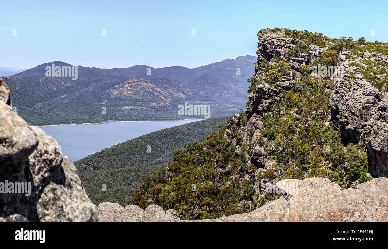 Boroka Lookout (Grampians National Park), Blick auf das Halls Gap Valley. Mount William Ridge und Ackerland Ebenen im Osten. Stockfoto