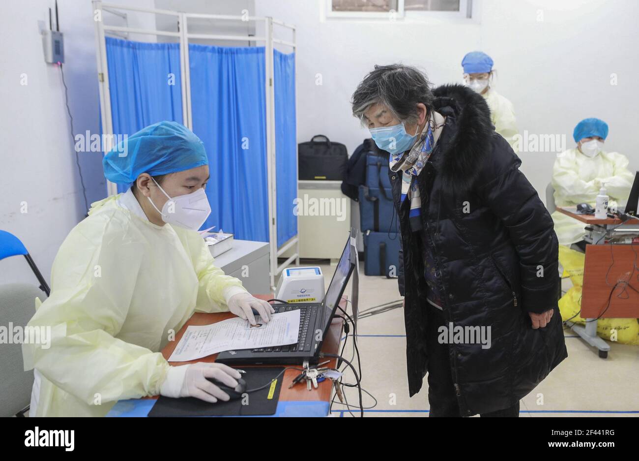 Peking, China. März 2021, 18th. Menschen über 60 Jahre alt sind in der Lage, den COVID-19-Impfstoff am 18th. März 2021 in Peking, China, zu impfen.(Foto: TPG/cnsphotos) Quelle: TopPhoto/Alamy Live News Stockfoto