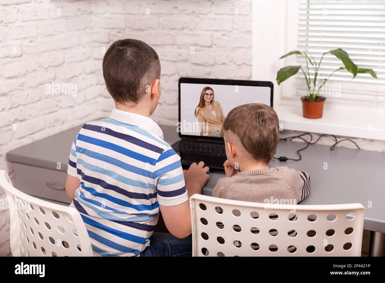 Jungen, die zu Hause ein intelligentes digitales Tablet nutzen. Kinder, die einen Computer benutzen. Stockfoto