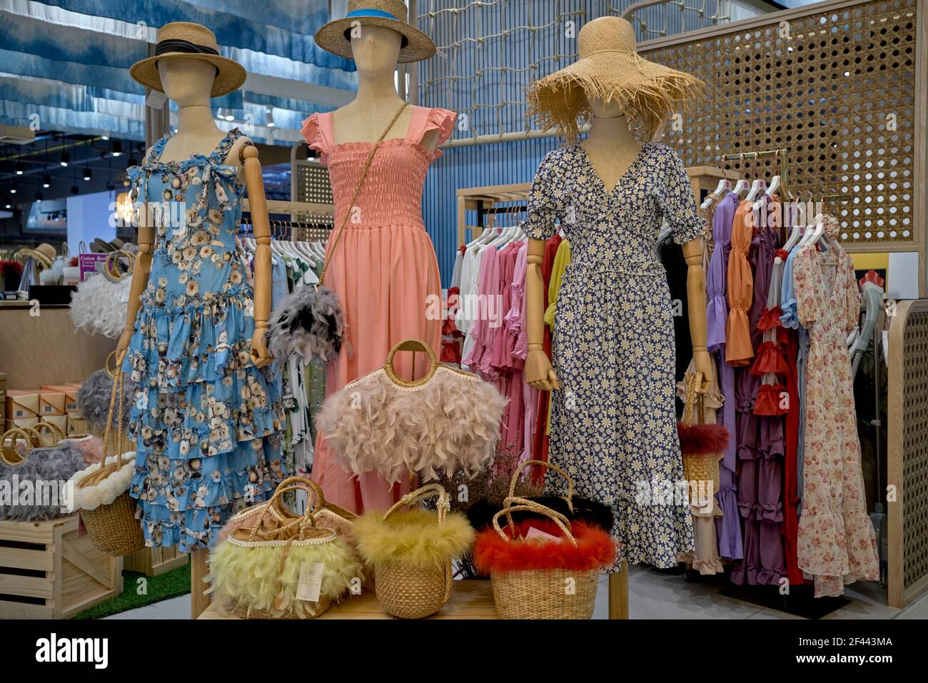 Dress Shop Display von Frauen Sommer leichte Kleidung und Zubehör Stockfoto