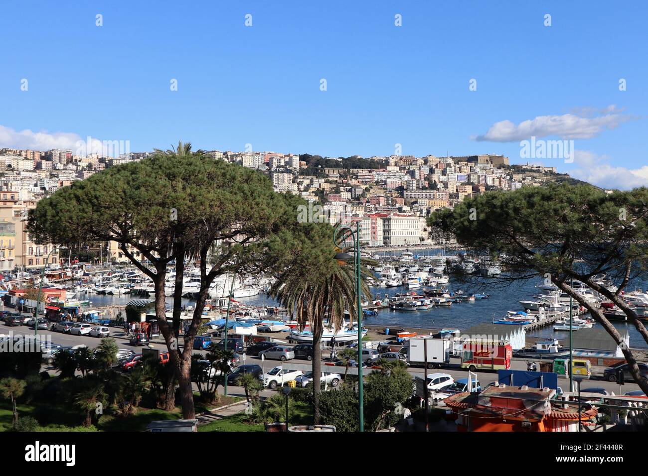 Napoli – Scorcio del porto di Mergellina dalla Chiesa di Santa Maria del Parto Stockfoto