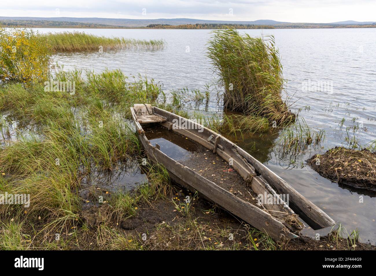 Grüne Ruderboote mit Wasser und im Wasser auf dem See Ozero Zyuratkul in Sibirien, Russland. Stockfoto