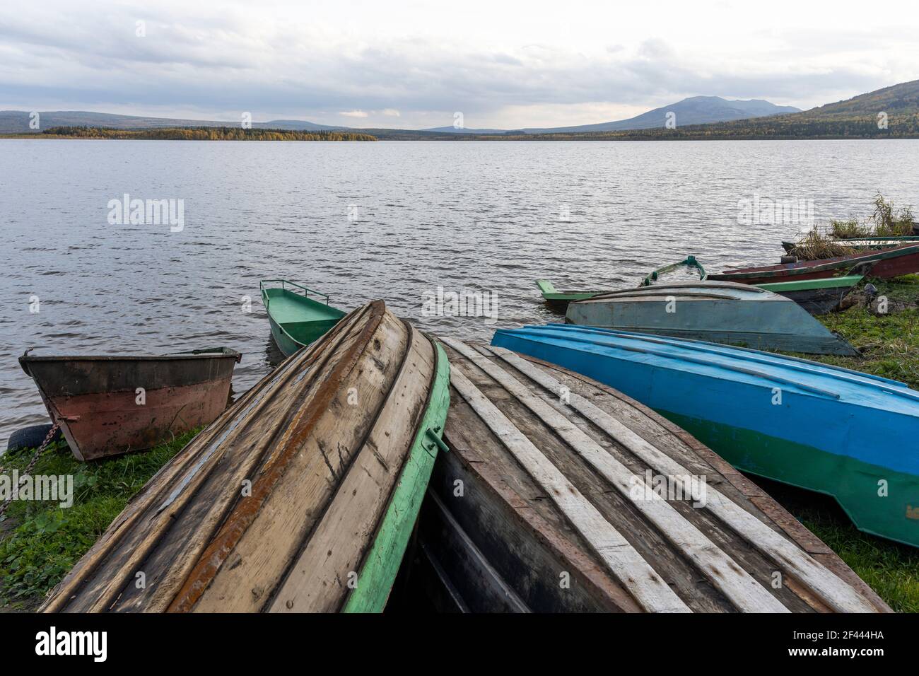 Grüne Ruderboote mit Wasser und im Wasser auf dem See Ozero Zyuratkul in Sibirien, Russland. Stockfoto