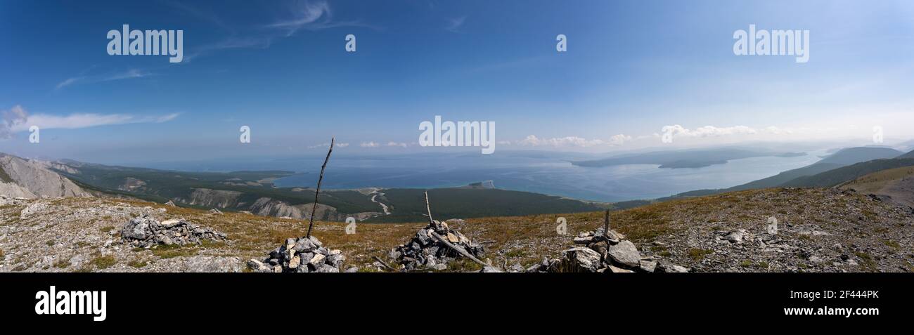 Panorama Hövsgöl Nuur, See, mit Bergen und Ovoo an einem Sommertag, Mongolei. Stockfoto