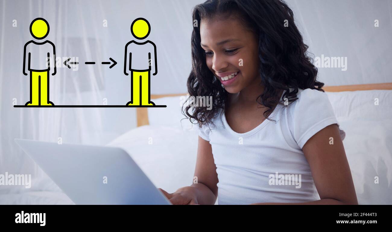 Illustration von zwei Menschen Silhouetten Aufrechterhaltung Abstand über lächelnde Mädchen Mit Laptop Stockfoto