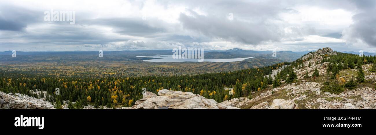 Panorama im Herbst im Nationalpark Zyuratkul, Sibirien, Russland Stockfoto