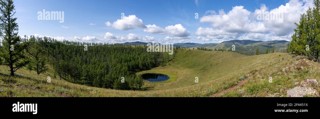 Panorama des Uran Togoo und Tulga Vulkans mit kleinem See in der Steppe der Mongolei im Uran Togoo Naturdenkmal. Stockfoto