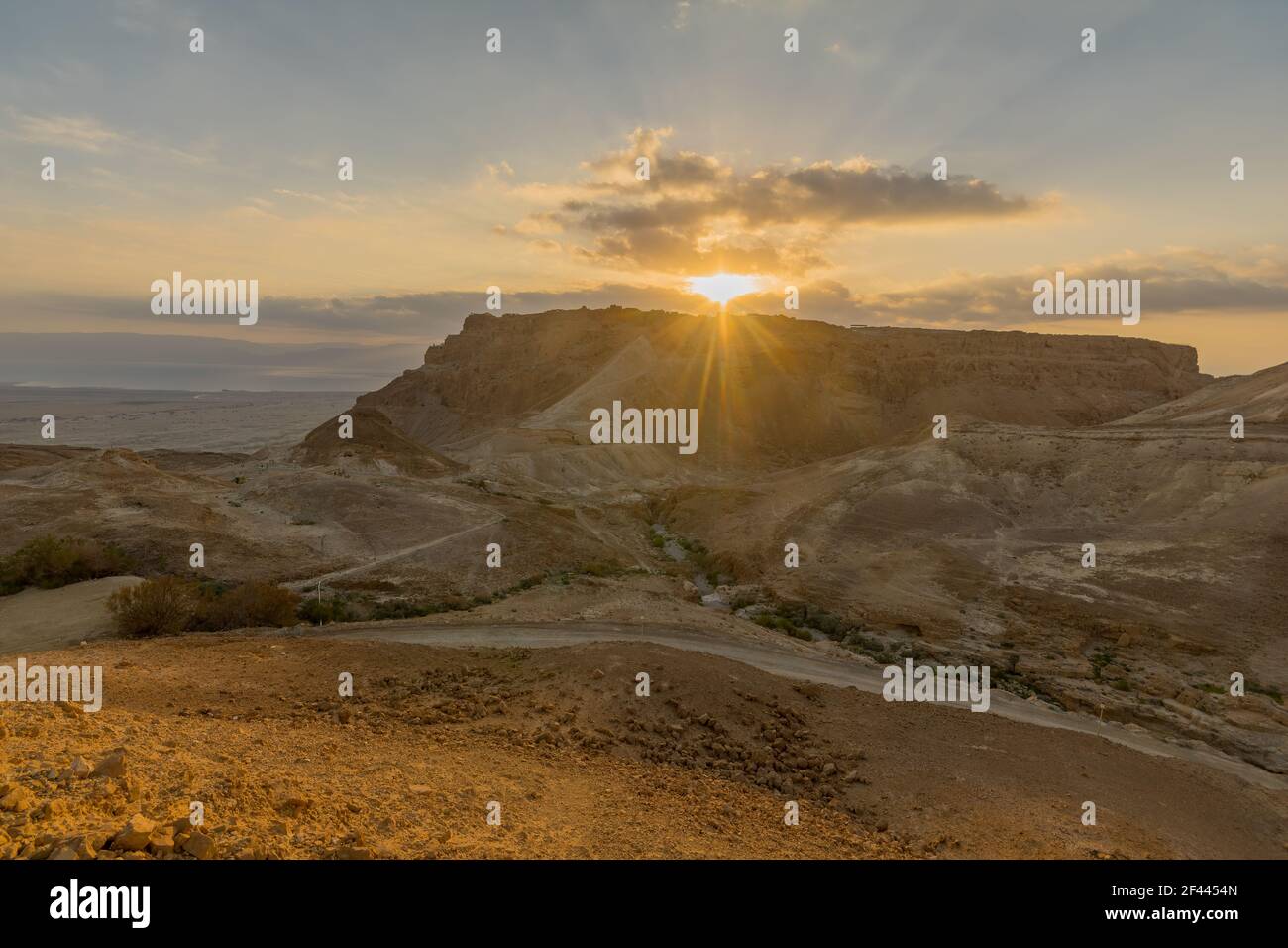 Sonnenaufgang Blick auf die Masada Festung, die Judaeische Wüste, Süd-Israel Stockfoto