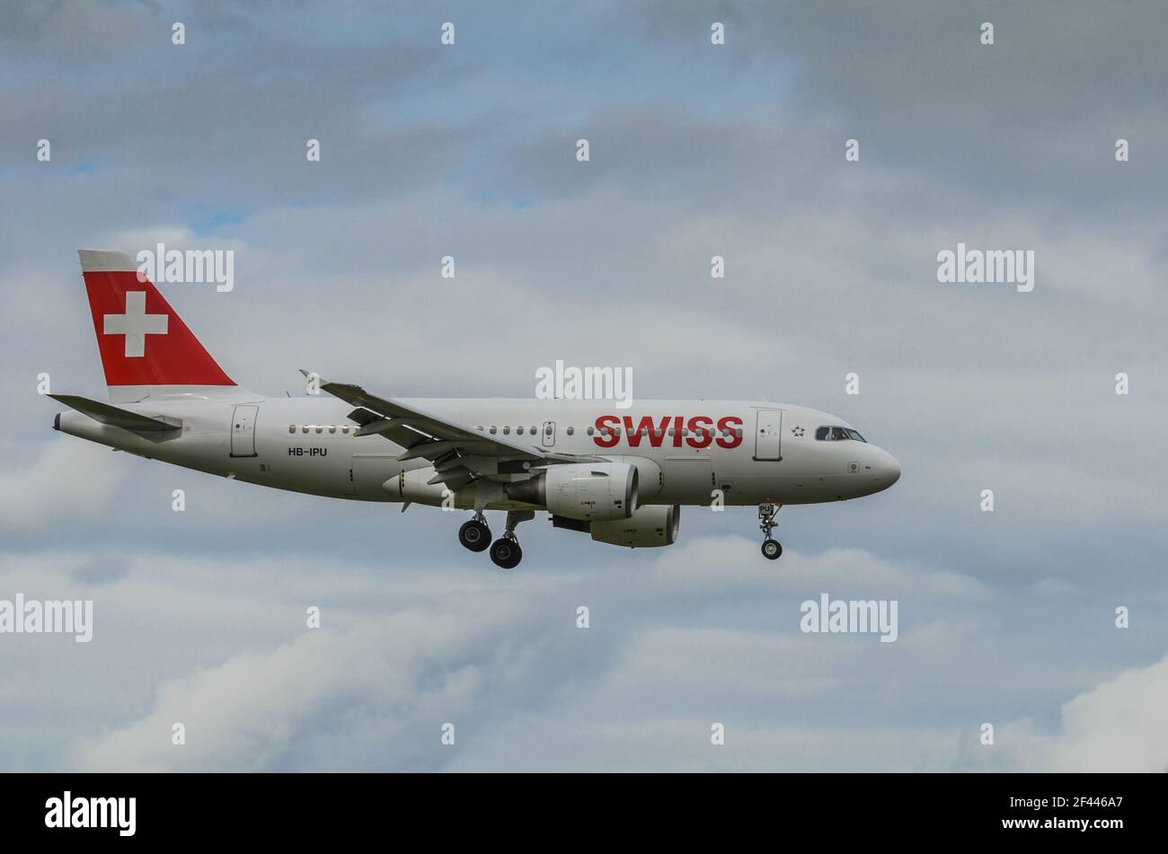 Passagierflugzeug Airbus A319-112 von Swiss International Air Lines auf dem Weg zum Flughafen Zürich Stockfoto
