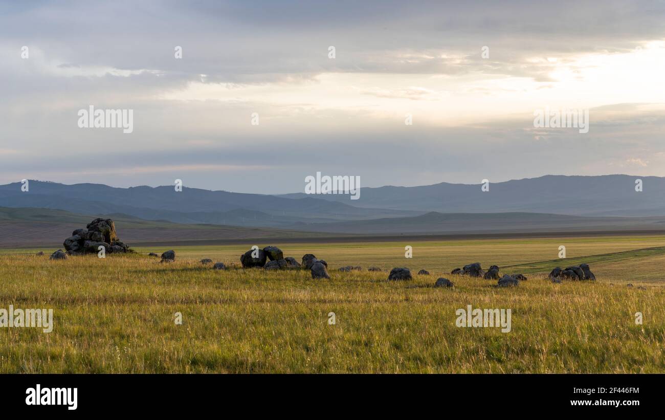 Steinformationen in der Nähe von Orkhon und Jargalant in der Mongolei in der Steppe bei Sonnenuntergang am Abend. Stockfoto