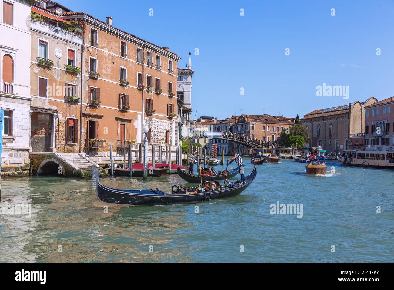 Geographie / Reisen, Italien, Venetien, Venedig, Canal Grande, Ponte dell'Accademia, Gondoliere, zusätzliche-Rights-Clearance-Info-not-available Stockfoto