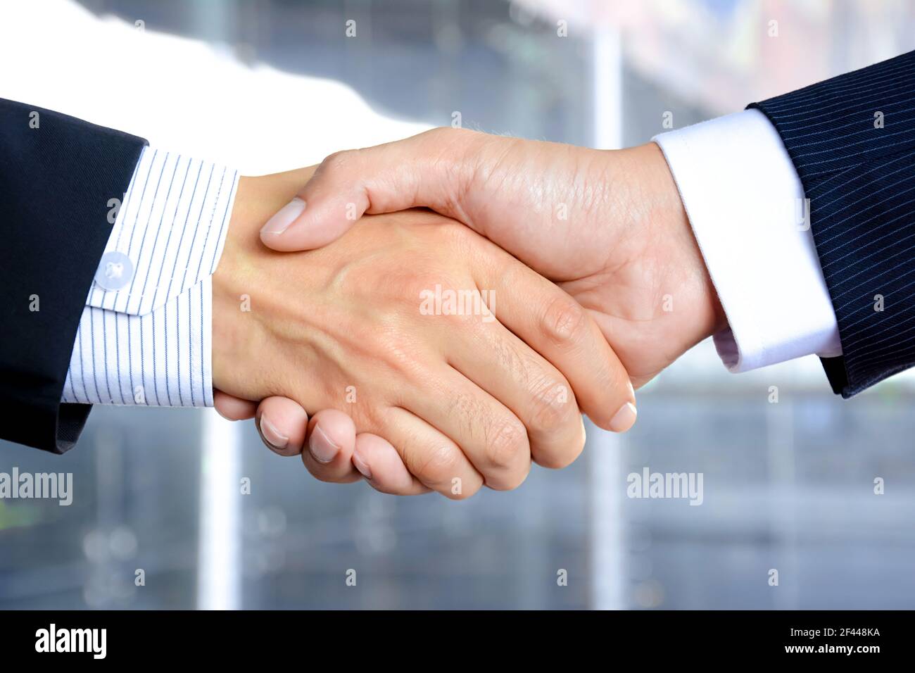 Handshake von Geschäftsleuten - Erfolg, Gratulation, Begrüßung & Business Partner Konzepte Stockfoto