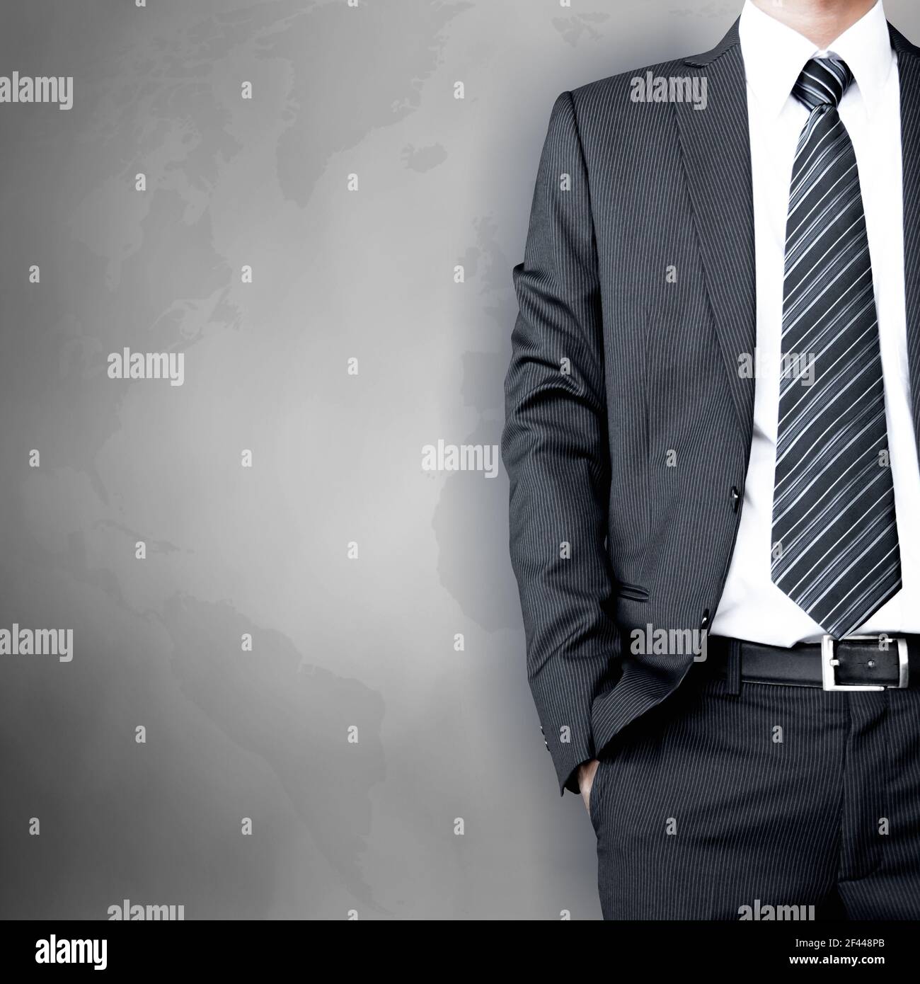 Geschäftsmann in Anzug & Krawatte stehen auf Weltkarte Hintergrund Mit Kopierraum - erfolgreiches & selbstbewusstes Konzept Stockfoto