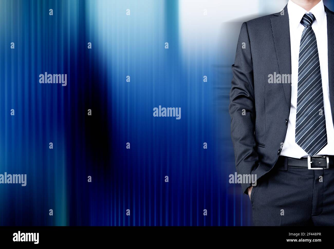 Geschäftsmann mit Anzug & Krawatte auf dunkelblauem abstraktem Hintergrund Mit Kopierbereich – erfolgreiche und selbstbewusste Konzepte Stockfoto