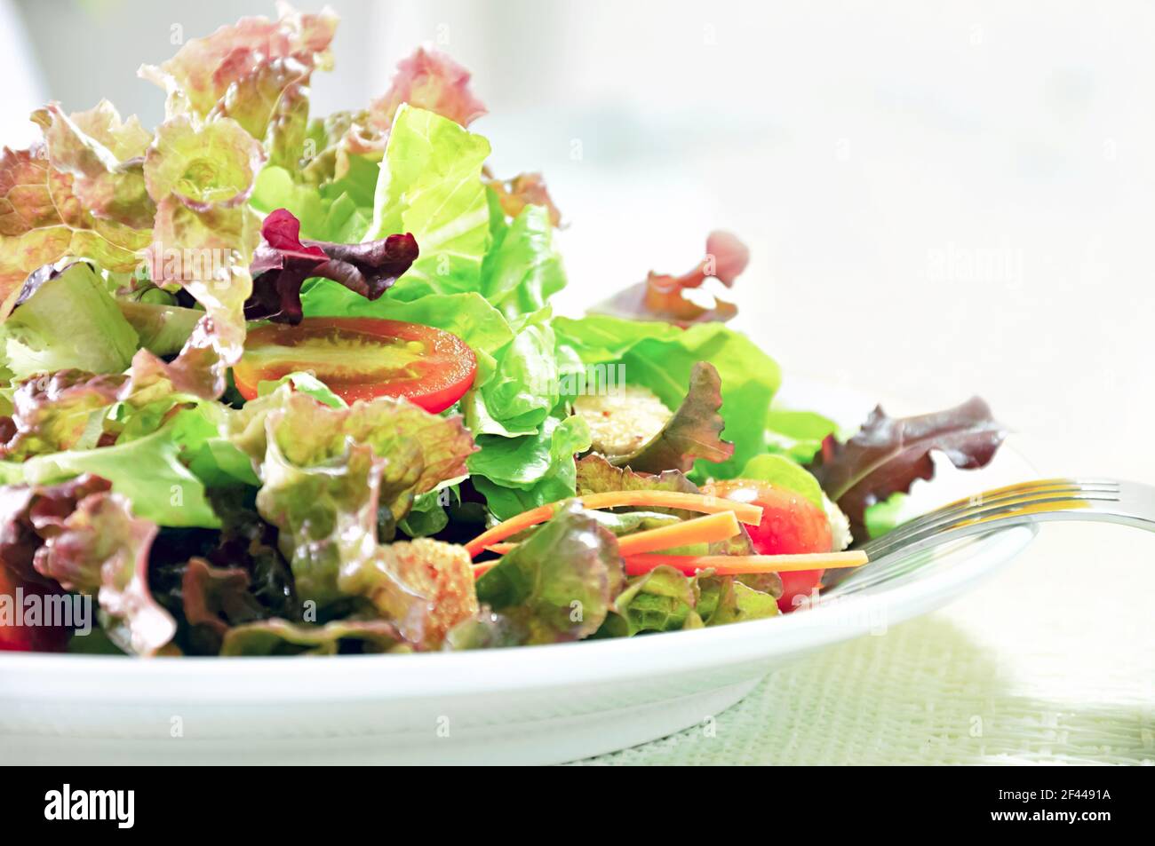 Gemischtes Gemüse gesunder Salat in weißer Schale Stockfoto