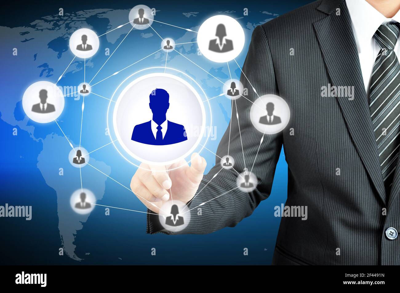 Hand zeigt auf Geschäftsmann Symbol in der Mitte, die miteinander als Netzwerk verbunden - HR, HRM, MLM, Teamwork & Leadership-Konzept Stockfoto