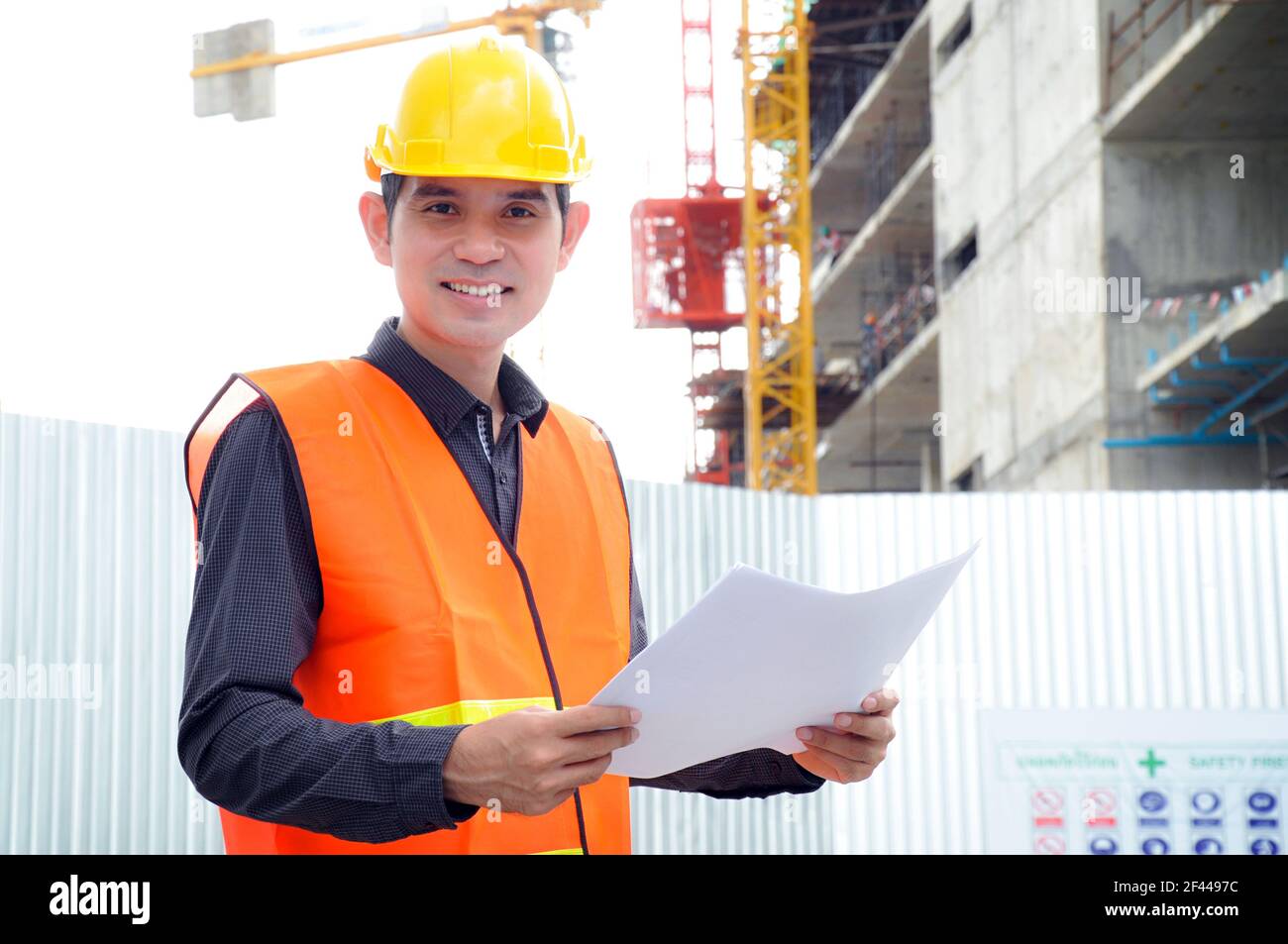 Asiatischer Ingenieur oder Vorarbeiter vor der Baustelle Stockfoto