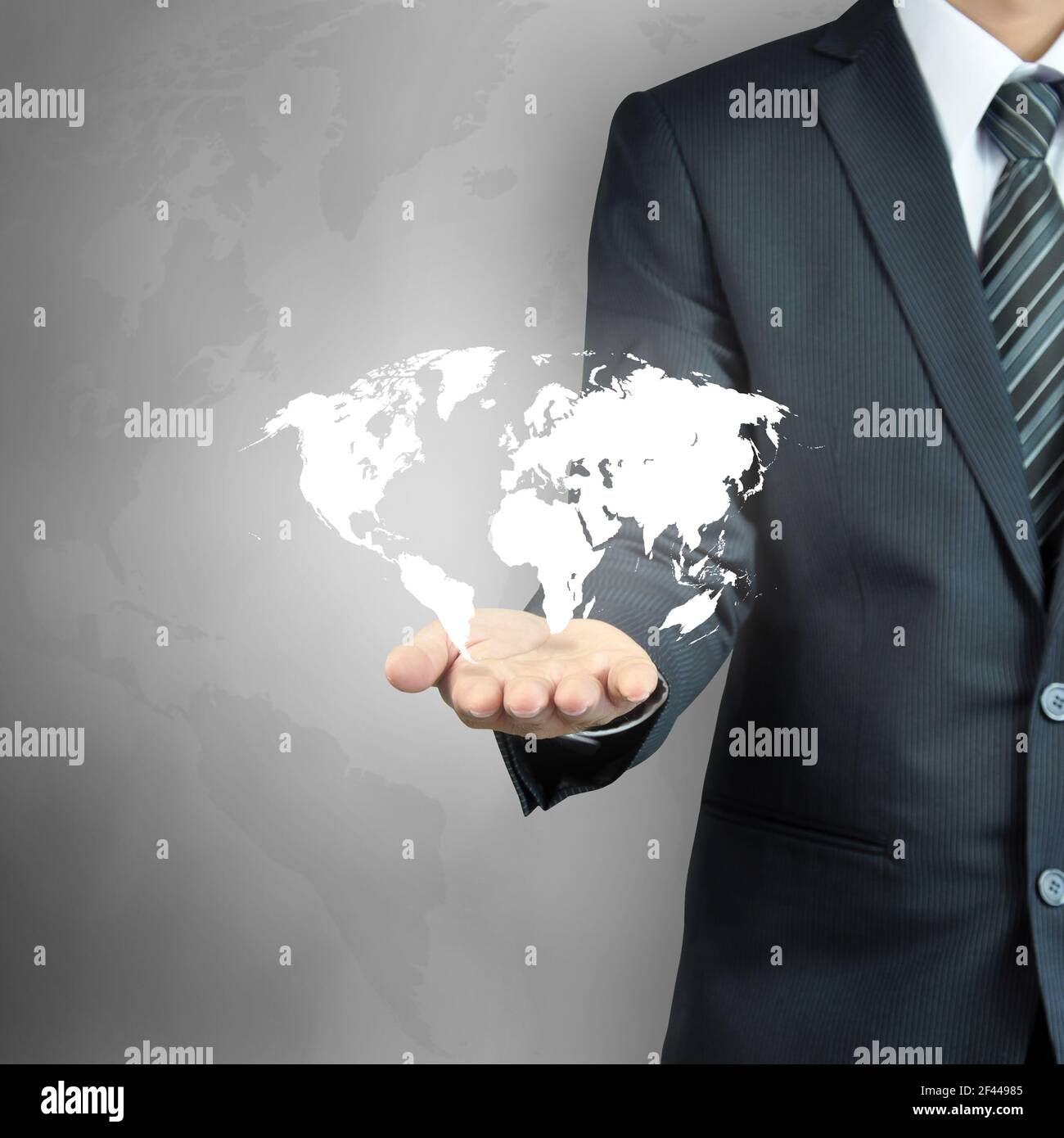 Geschäftsmann Hand tragen Weltkarte - weltweite Dienstleistungen, Herrschaft der Welt, Weltherrschaft Konzepte etc. Stockfoto