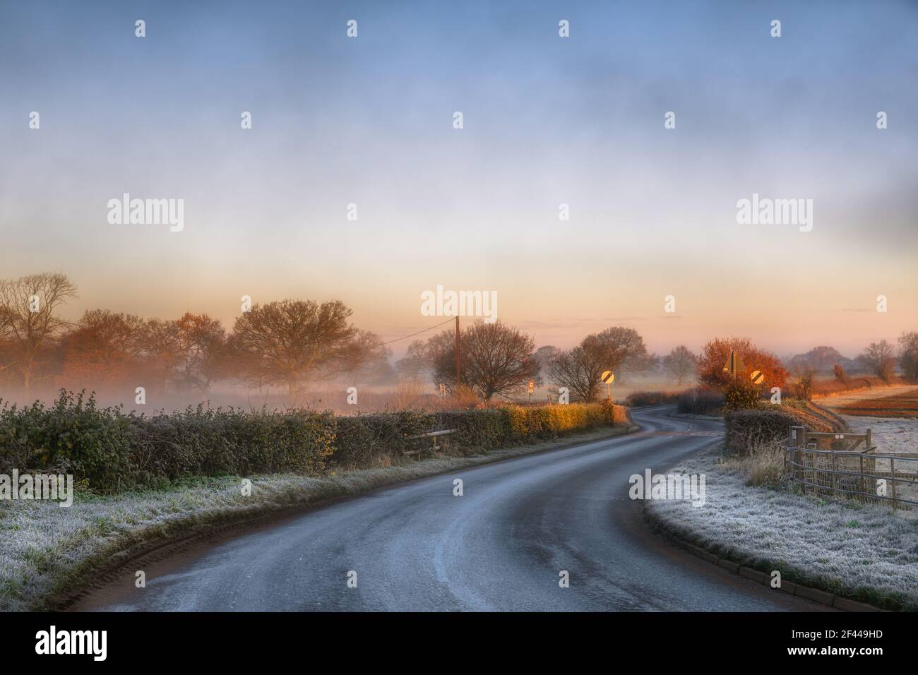 Ein schöner frostiger Sonnenaufgang in der Landschaft von Warwickshire Stockfoto