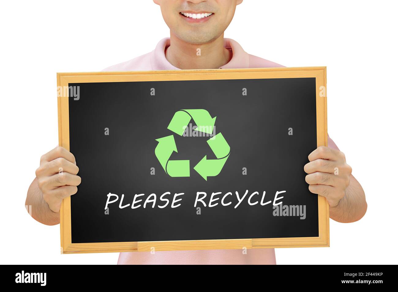 Recycling-Schild mit Texten auf Tafel von lächelnden Mann gehalten - Umweltschutzkonzept & Recycling-Kampagne Stockfoto