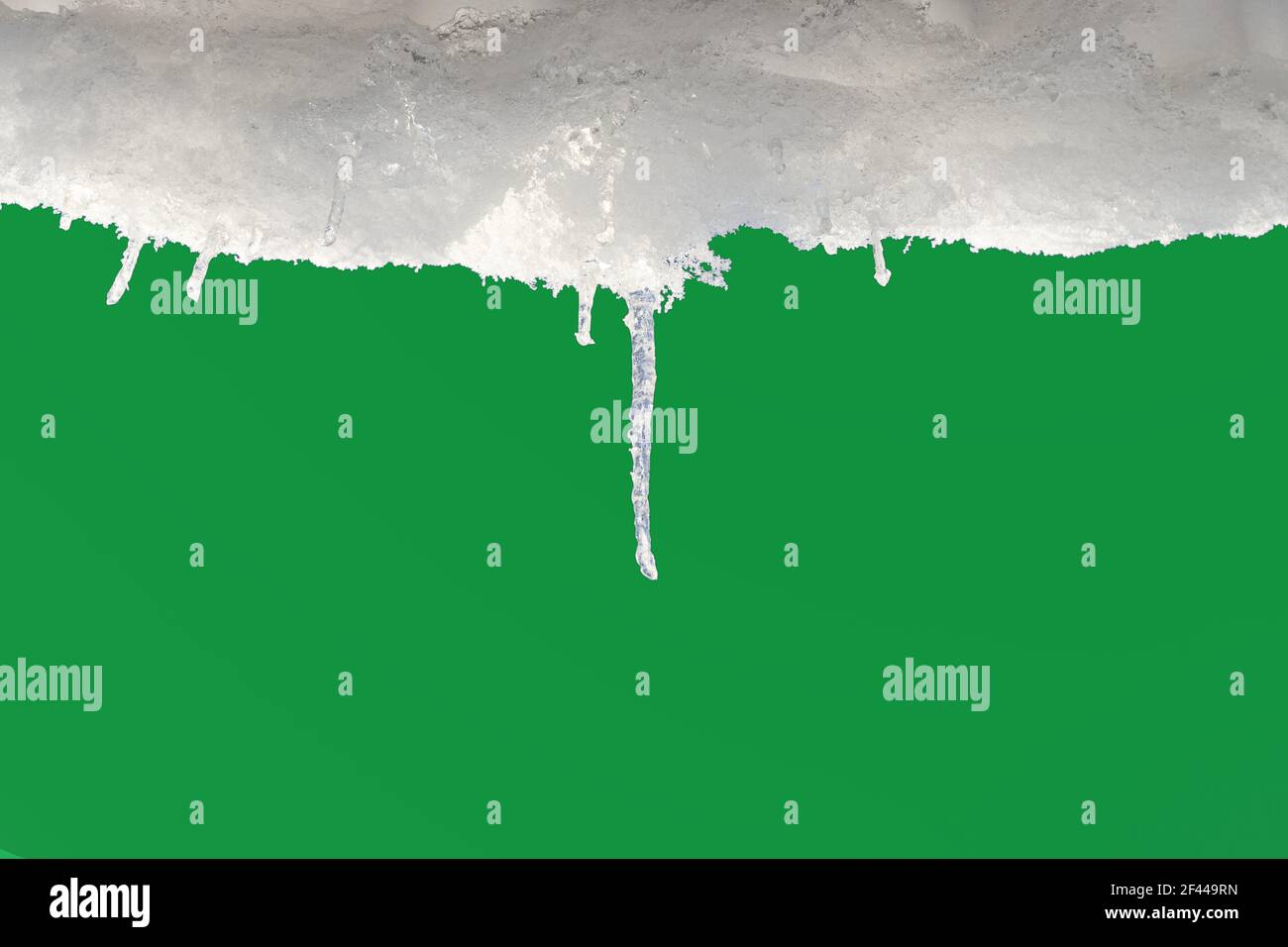 Ein Eiszapfen auf grünem Hintergrund für Kompositionen Stockfoto
