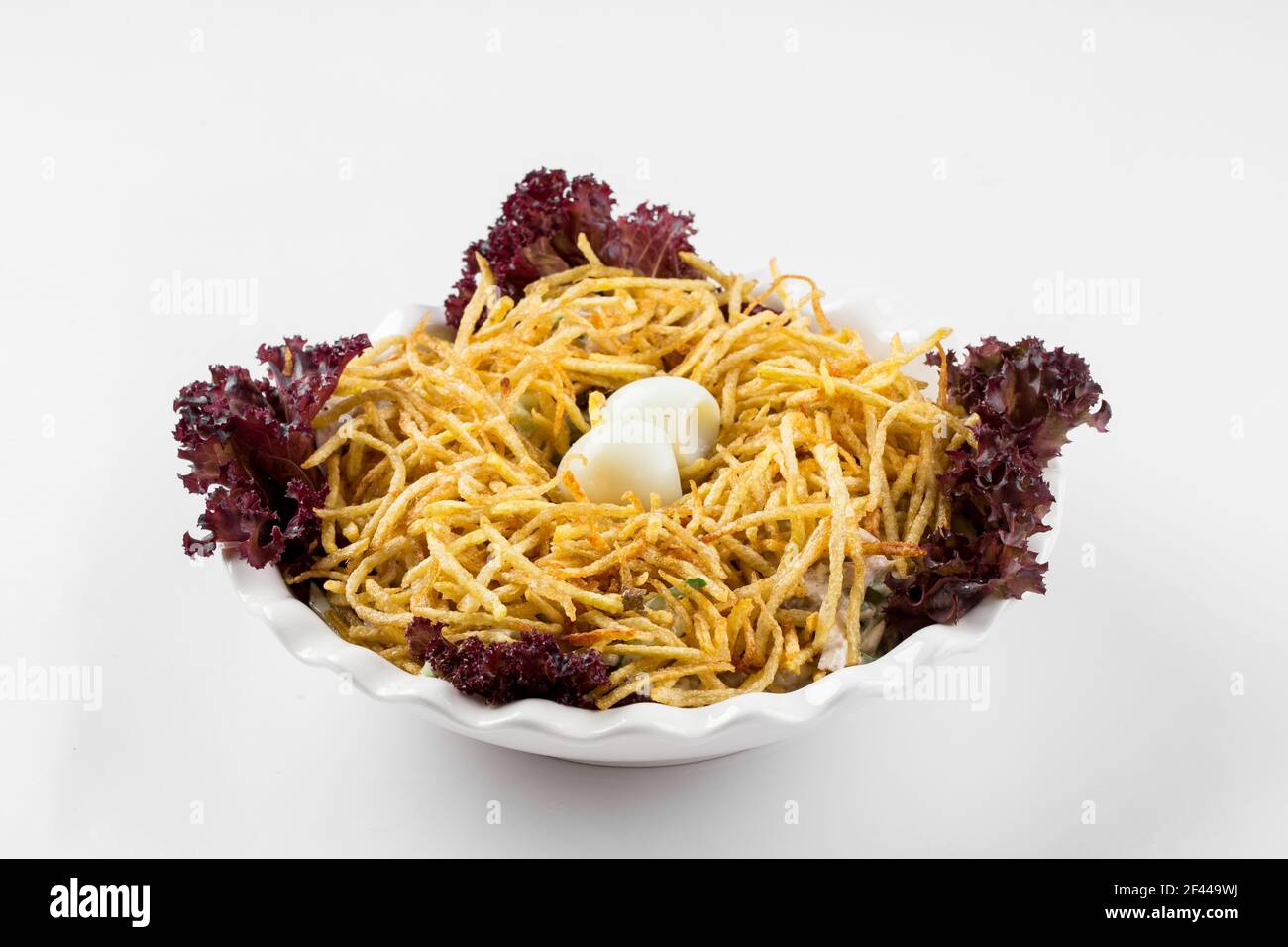 Isolierte russische Küche taub Nest Salat auf weiß Stockfoto
