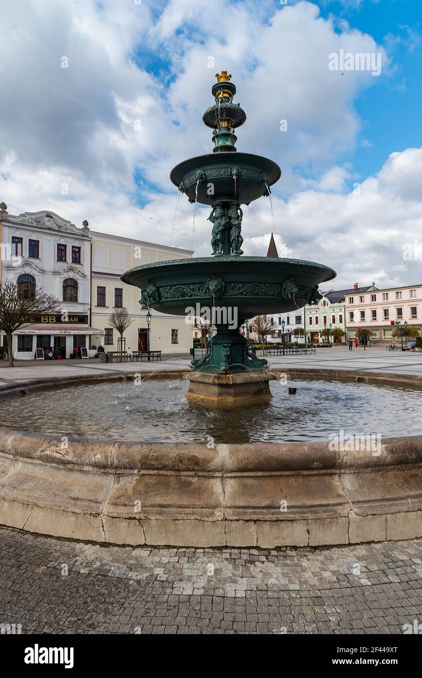 Brunnen auf Masarykovo namesti sqare in der Stadt Karvina in Tschechien an einem schönen Frühlingstag Stockfoto