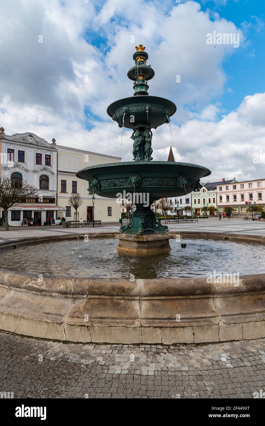 Fontain auf Masarykovo namesti sqare in Karvina Stadt in der Tschechischen republik während schönen Frühlingstag Stockfoto
