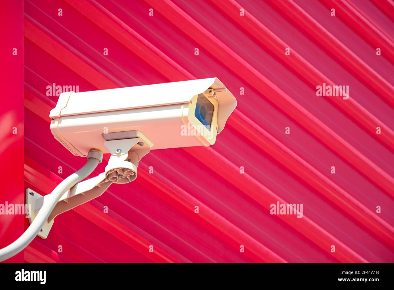 CCTV oder Überwachungskamera an roter Wand Stockfoto