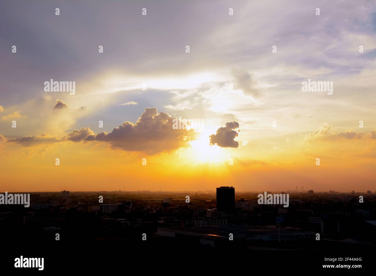 Sonnenuntergang über der Stadt Stockfoto