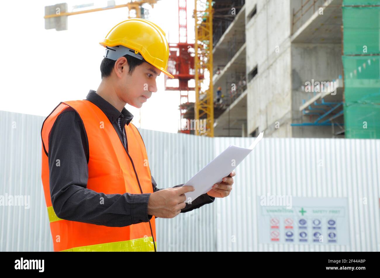 Asiatischer Ingenieur oder Vorarbeiter vor der Baustelle Stockfoto
