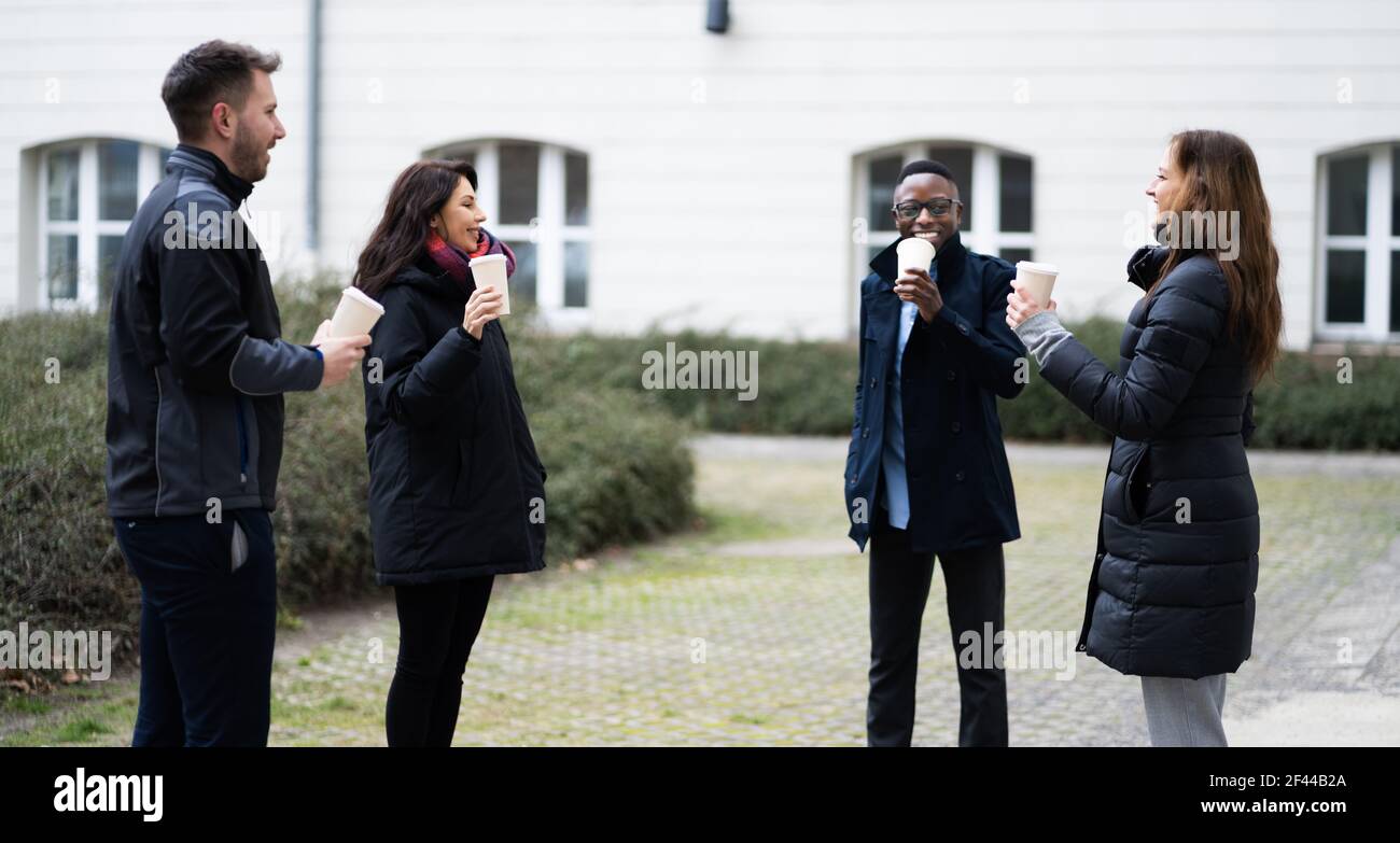 Soziale Distanzierung Von Mitarbeitern, Die Während Der Pause Kaffee Trinken Stockfoto