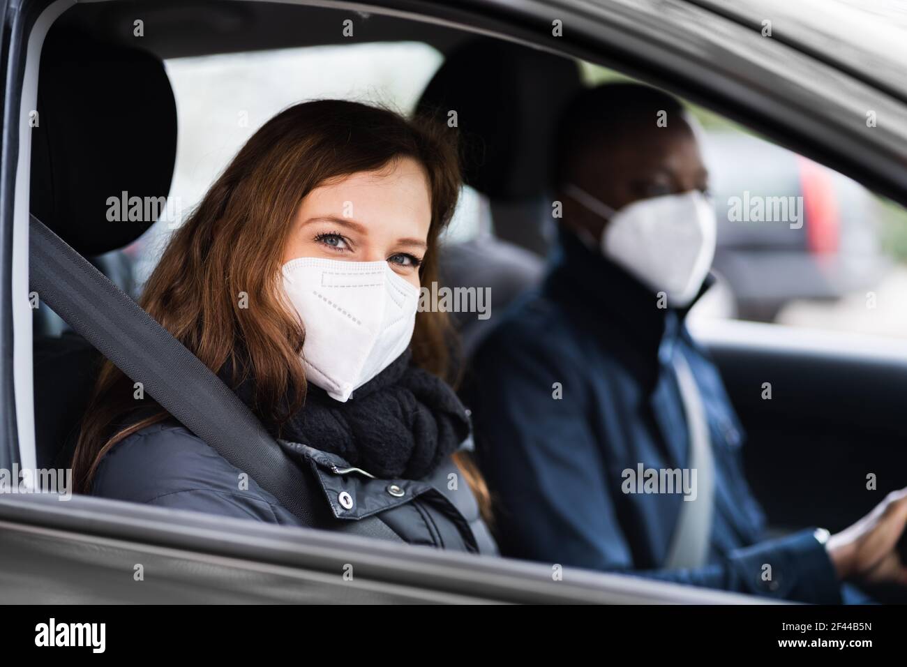 Carpool Car Ride Share Service In Gesichtsmaske Stockfoto