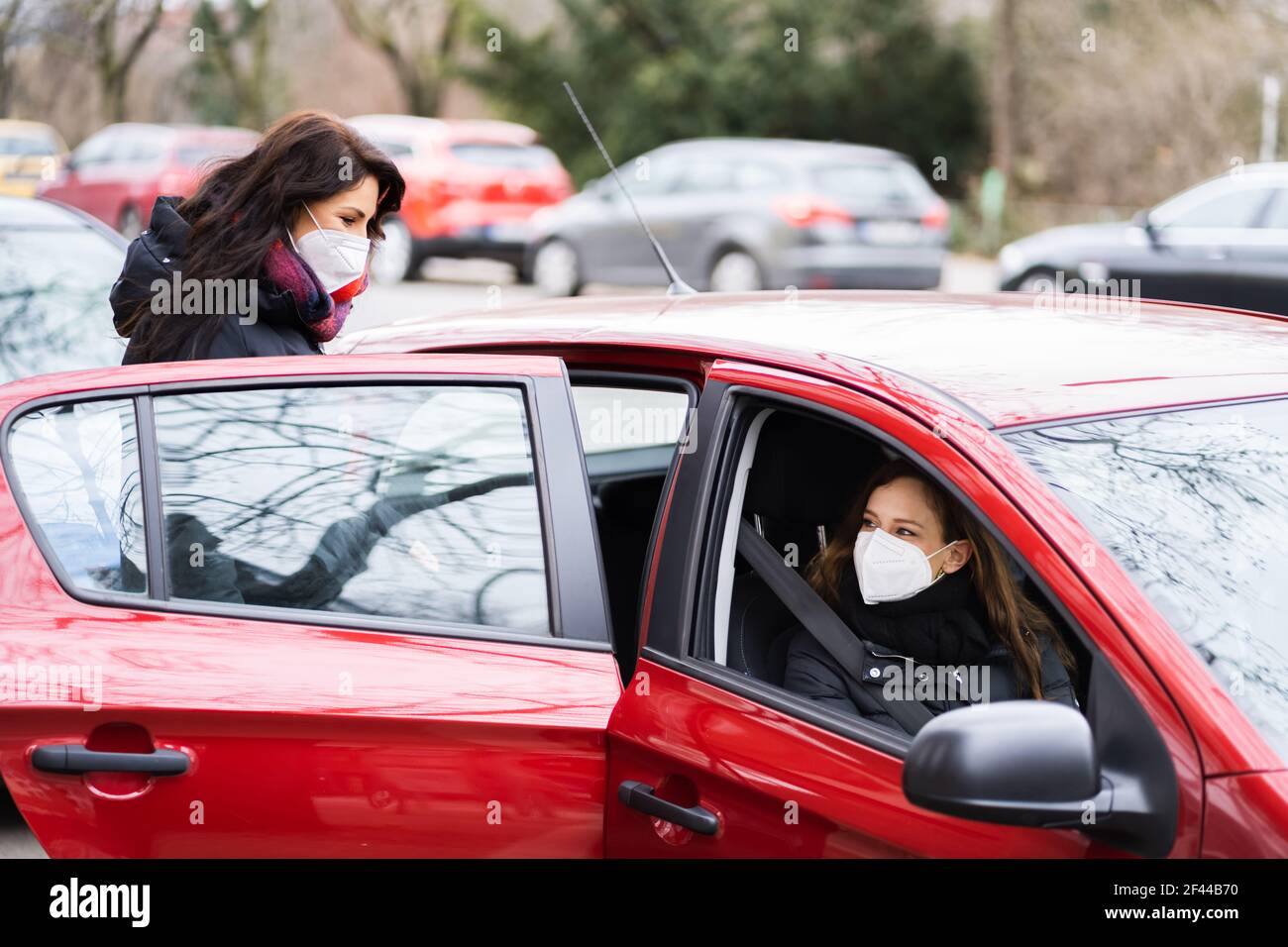 Carpool Ride Share Und Carpooling Service In Face Mask Stockfoto