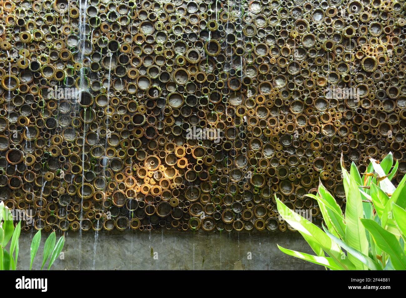 Abstrakte künstliche Wasserfall oder Wasser Kaskade Wand aus Bambus Halme Stockfoto