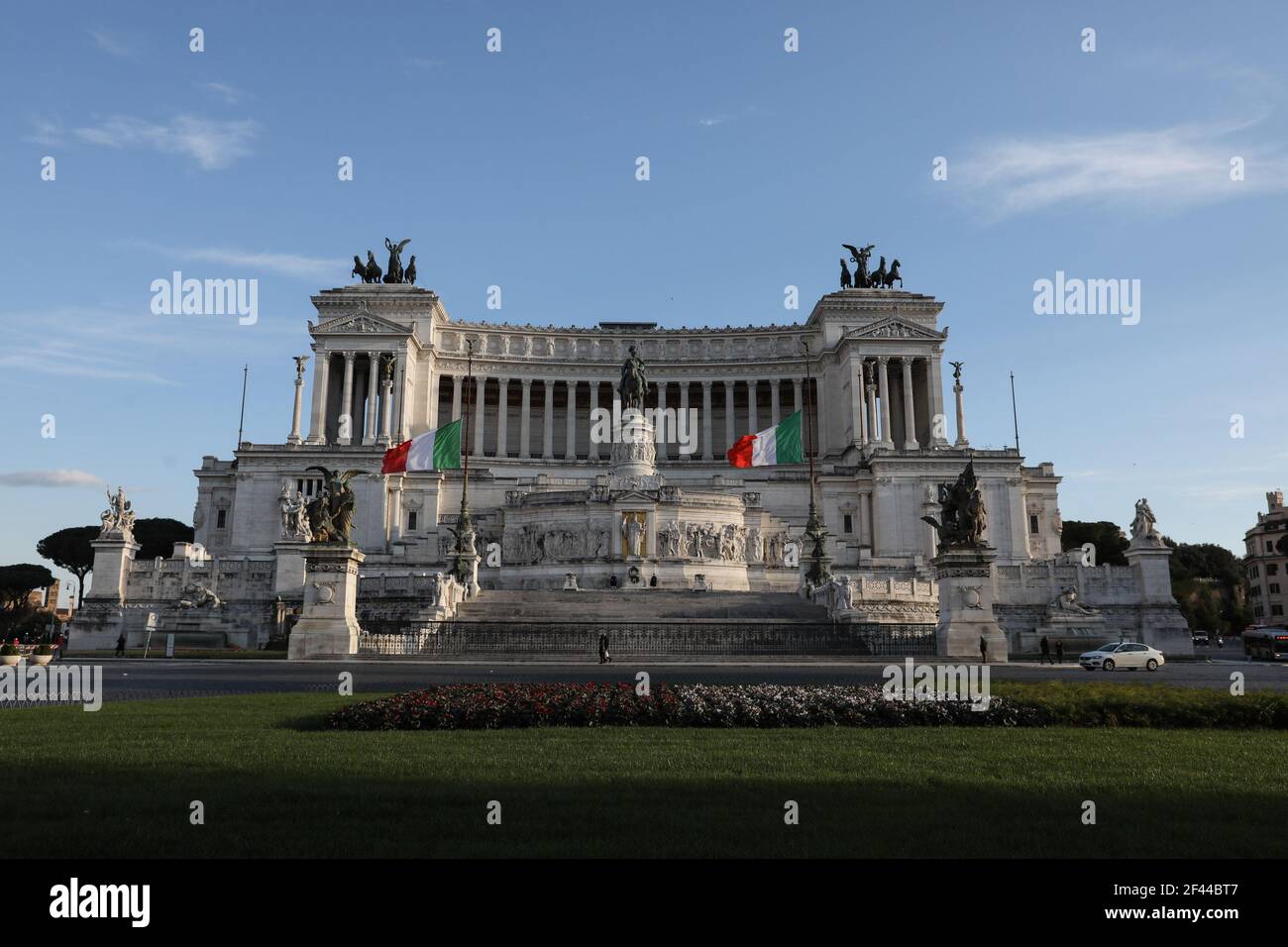 (210319) -- BERGAMO, 19. März 2021 (Xinhua) -- Italienische Nationalflaggen fliegen am Halbmast auf dem Nationaldenkmal Viktor Emmanuel II. In Rom, Italien, 18. März 2021. Italien hat am Donnerstag den ersten nationalen Gedenktag für die COVID-19-Opfer begangen. Laut den Daten des Gesundheitsministeriums, die am Mittwoch aktualisiert wurden, erreichte die Zahl der Todesopfer in Italien 103.432. Insgesamt zählt es mehr als 3,2 Millionen Coronavirus-Fälle, einschließlich der Todesfälle, plus über 2,6 Millionen Genesungen und über 539.000 aktive Infektionen.ZUM THEMA "Feature: Italien markiert 1st Nationalfeiertag für COVID-19-Opfer" (Xinhua/Cheng Tingting) Stockfoto