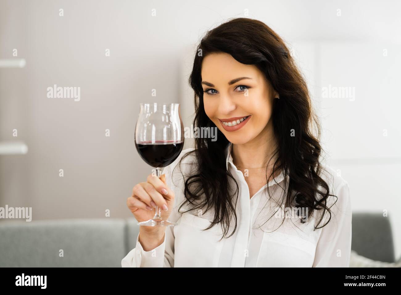 Frau Trinkt Wein Alkohol Im Zimmer Stockfoto