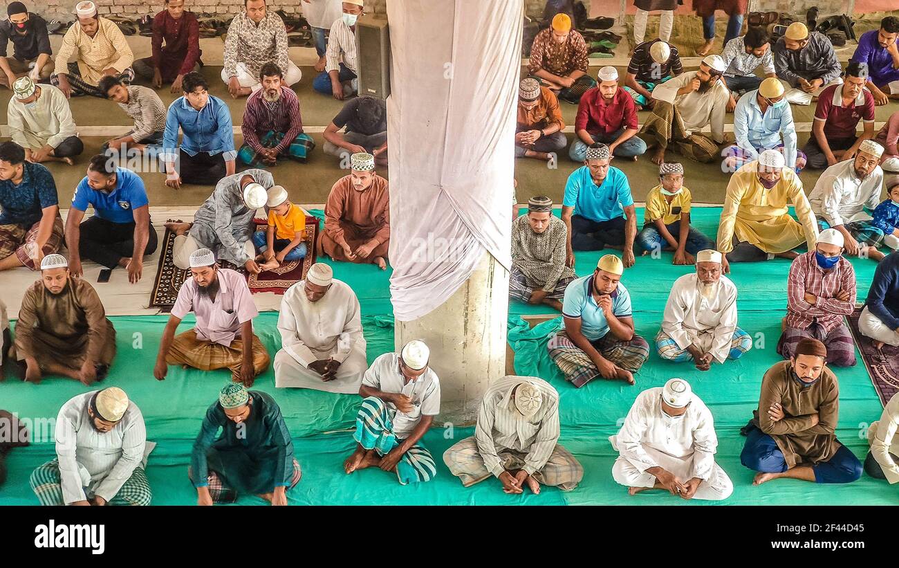 Barishal, Bangladesch. März 2021, 19th. Trotz der kritischen Situation in Covid-19 in Bangladesch mit täglich 2000 Fällen, in denen die Zahl der Fälle von 200-300 auf 2000 von den letzten Wochen ansteigt, wo auch die Govt möglicherweise eine weitere Aussperrung erfahren wird, Menschen versammeln sich in großer Zahl an einer Moschee ohne soziale Distanzierung und auch ohne Masken, um ihr Jummah-Gebet (Friday Muslim Prayer) in der Stadt Barishal in Bangladesch zu sagen. Quelle: Mustasinur Rahman Alvi/ZUMA Wire/Alamy Live News Stockfoto