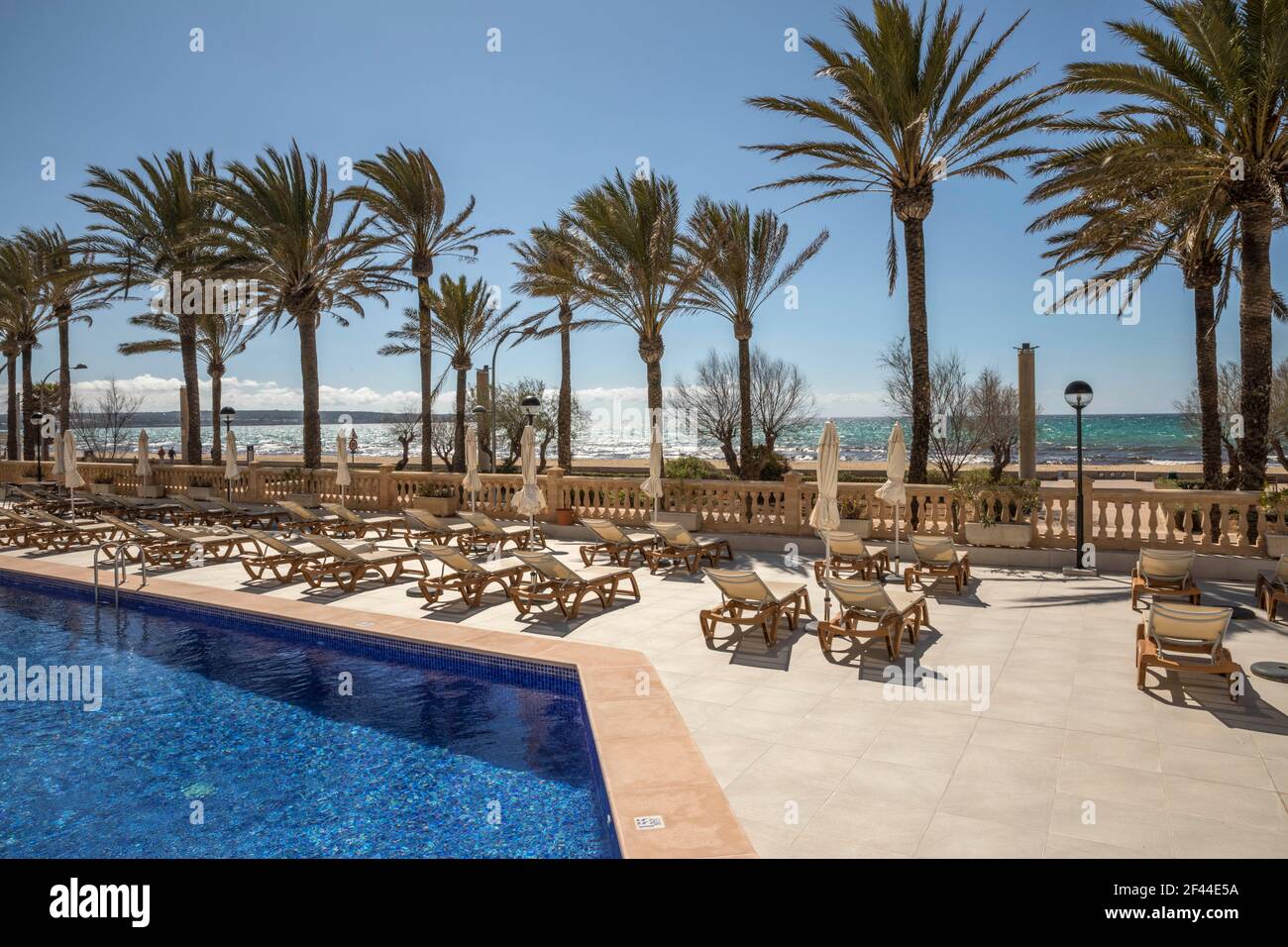 Berlin, Mallorca, Spanien. März 2021, 17th. Meerblick aus einem geschlossenen Hotel mit leerem Pool und Sonnenliegen neben der Promenade an der Playa de Palma in Mmalorca. Quelle: John-Patrick Morarescu/ZUMA Wire/Alamy Live News Stockfoto