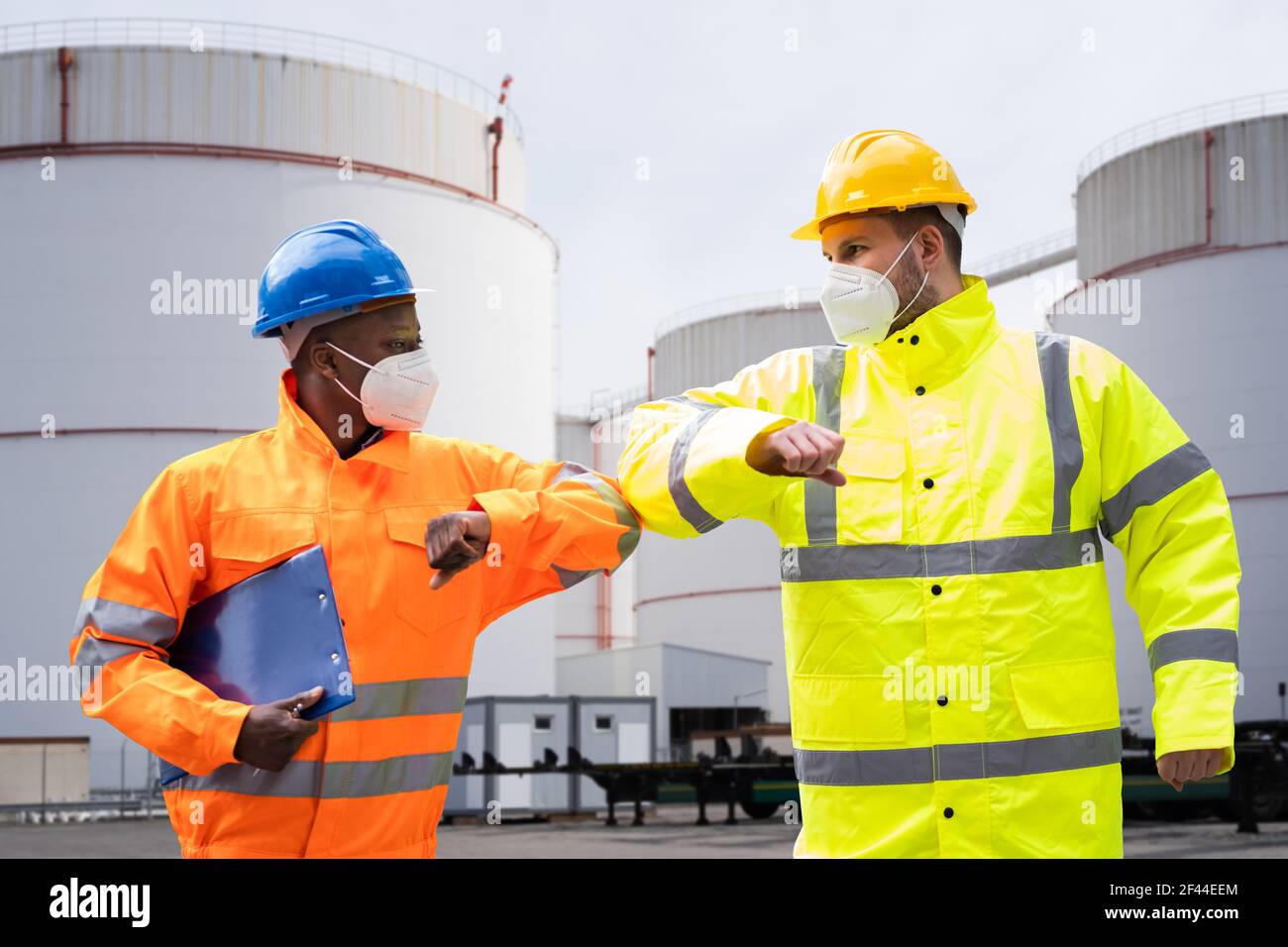 Bauindustrie Menschen Teamwork Elbow Bump Gruß Stockfoto