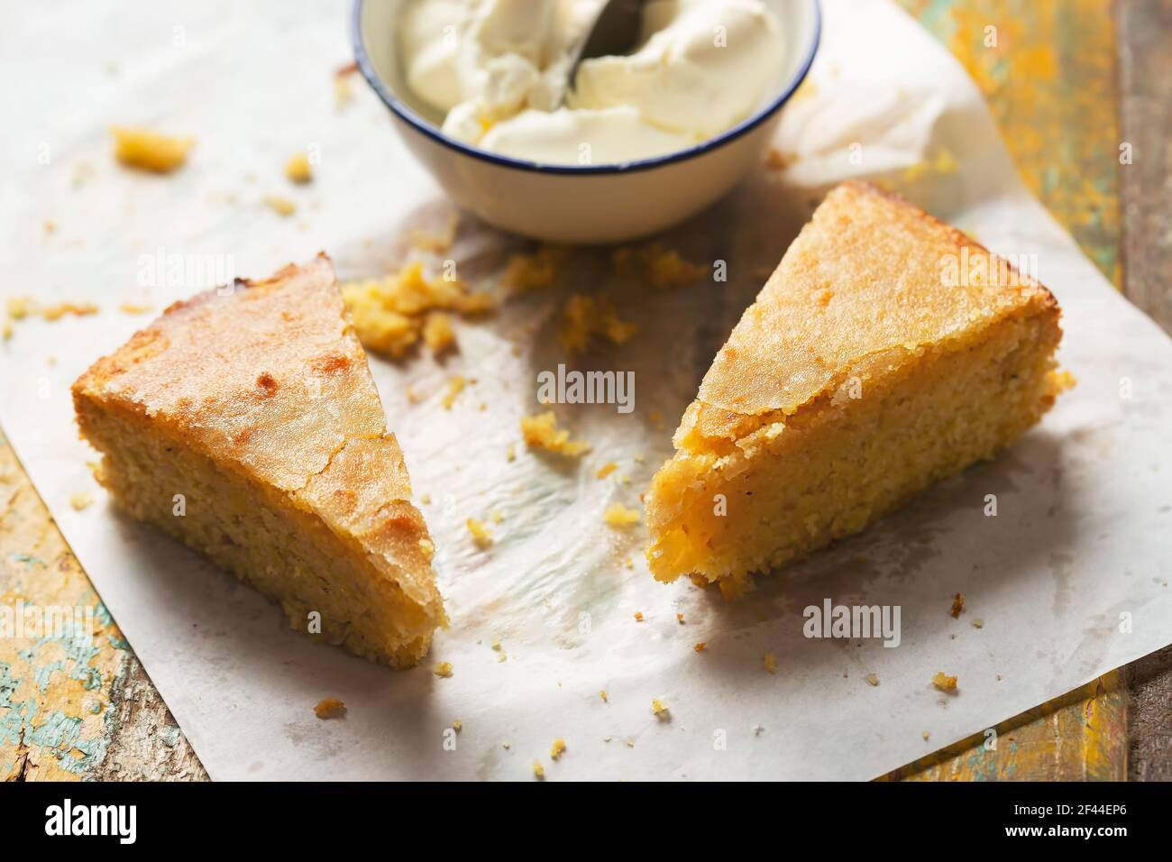 Mehlloser Zitronenkuchen mit gekochten Zitronen und Polenta Stockfoto