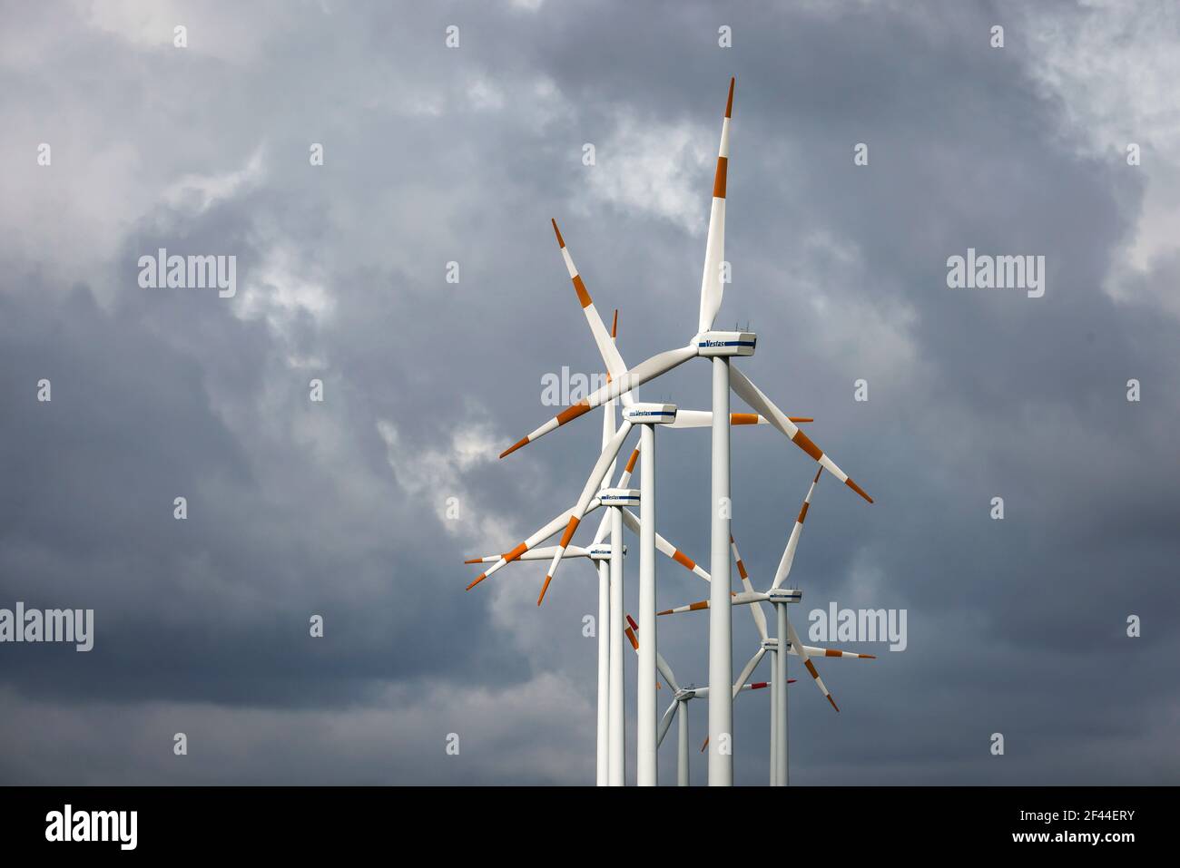 Bedburg, Nordrhein-Westfalen, Deutschland - Windpark, Vestas Windturbinen gegen dunklen bewölkten Himmel. Stockfoto