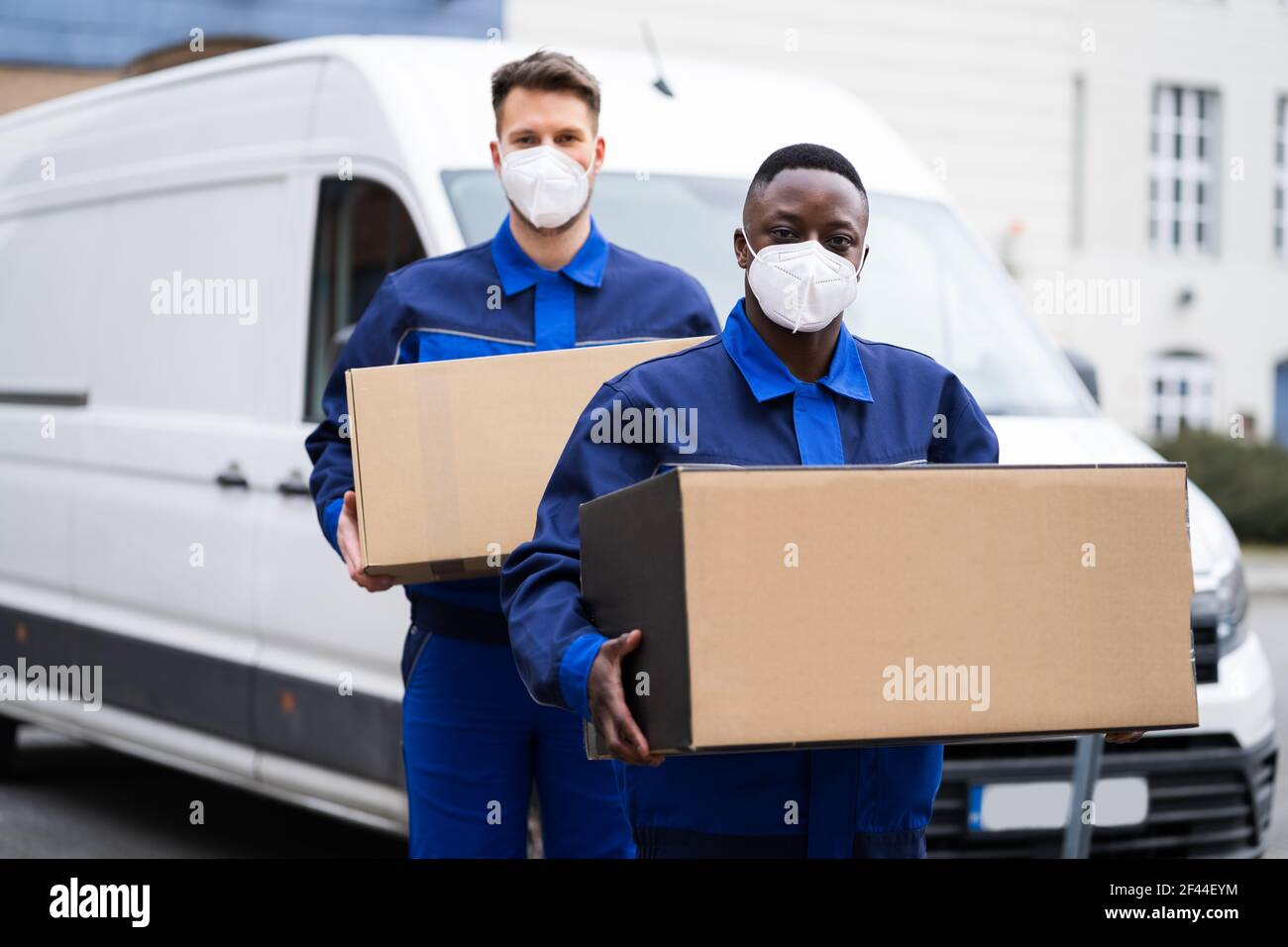 African American Movers Service Mann Im Gesicht Maske Stockfoto