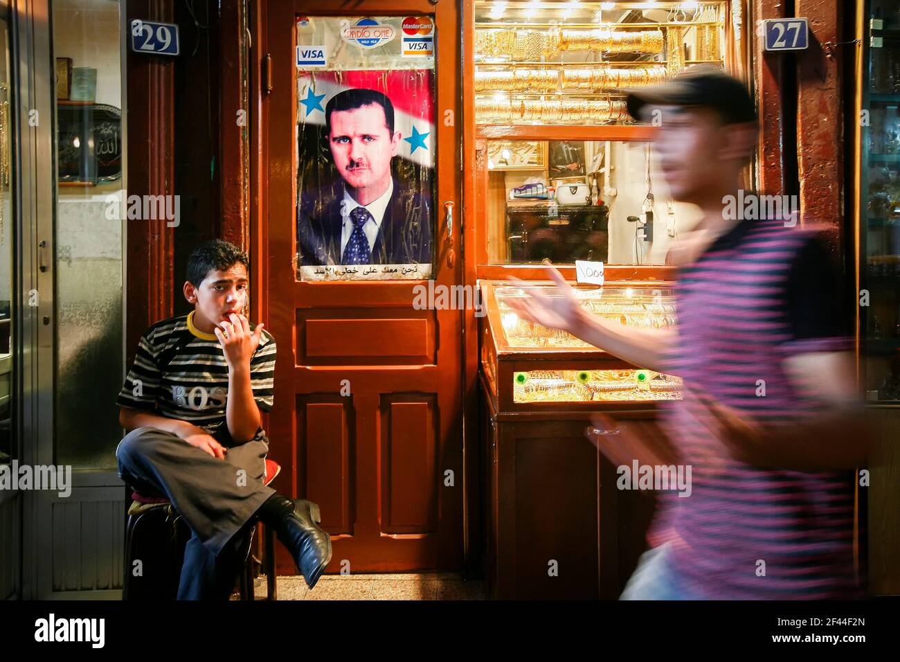 Damaskus, Syrien - August 04,2010 : EIN Plakat des syrischen Präsidenten Baschar al-Assad hängt vor einem Laden in der Altstadt von Damaskus Stockfoto